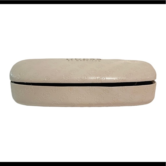 GUESS Sunglasses With Guess Case - Picture 8 of 8